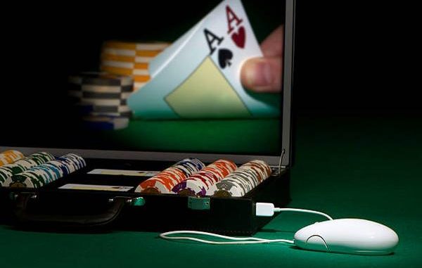 The Ultimate Guide to Poker QQ Tells: Reading Your Opponents Like a Book